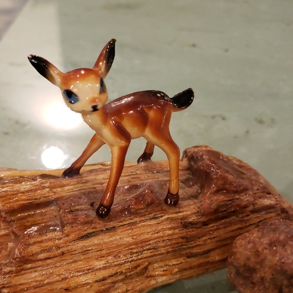 2 vintage plastic deer on a rock by Kitschy - Picture 2 of 3